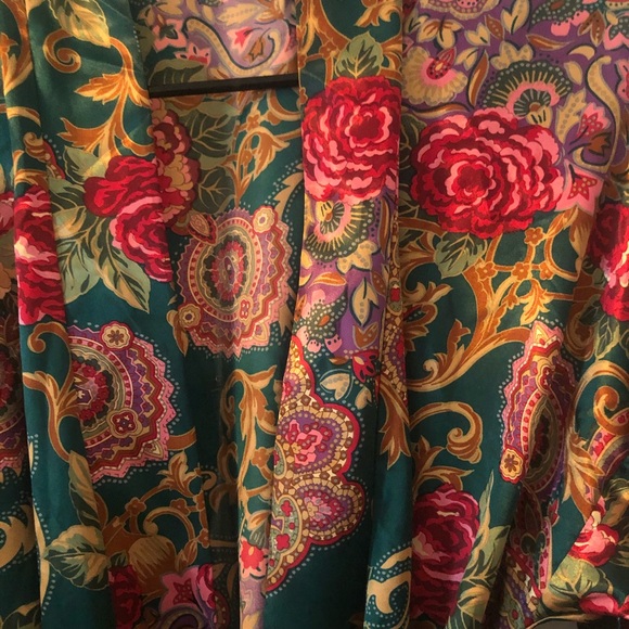 Robe - Picture 2 of 3